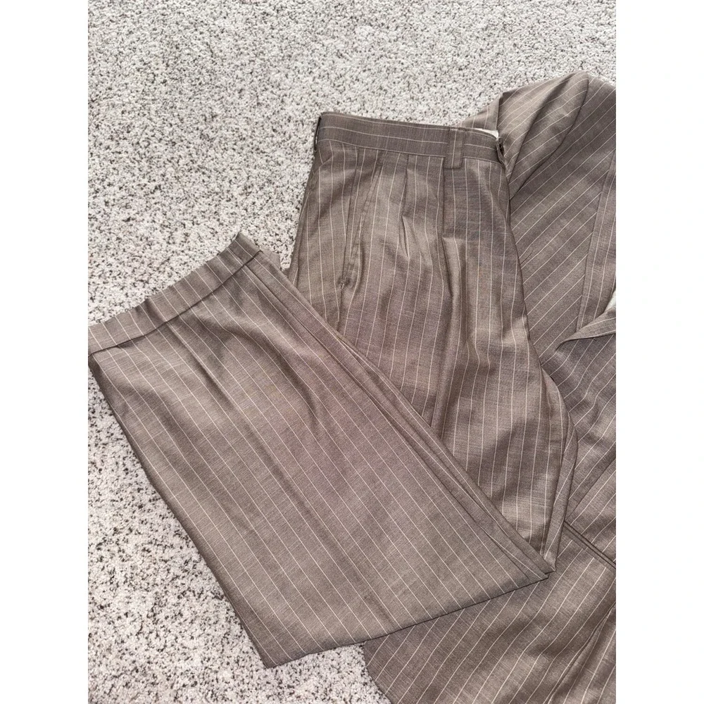 STEVE HARVEY CELEBRITY EDITION TAN/BROWN PINSTRIPE 2PC SUIT SIZE 44L/38L